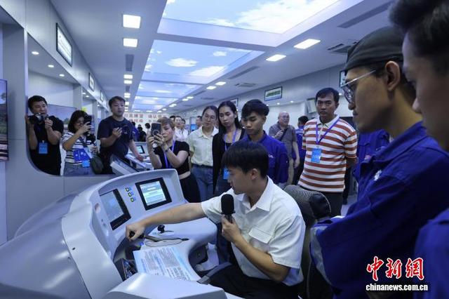 外媒广西柳州体验模拟驾驶 了解中国高铁技术