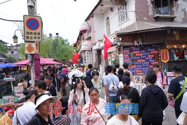 国庆首日，曲水亭街夜色璀璨醉游人