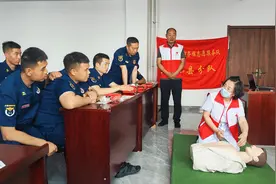 心肺复苏、止血包扎，红十字应急救护培训进消防图片