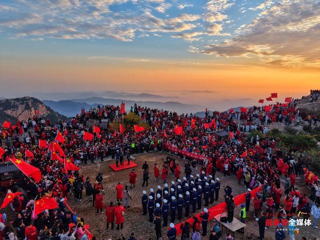 日出泰山，满山尽是中国红！今天，我们在泰安，祝福伟大祖国：繁荣昌盛、国泰民安！