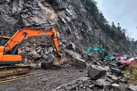 阴雨天气到来，湖南交通人全力筑牢公路“安全防线”图片