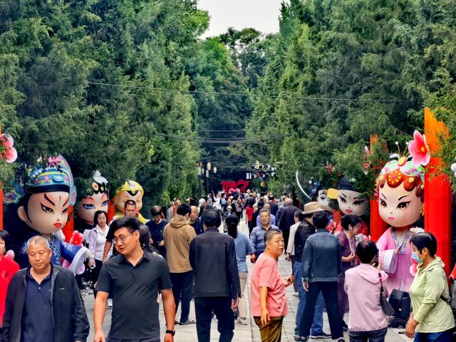 天气渐凉、热情依旧！游客打卡京城公园热度不减