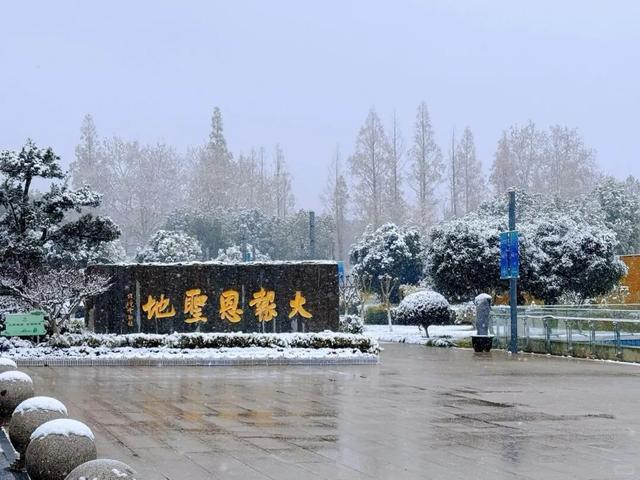 金陵飞雪讯，静待秦淮妆