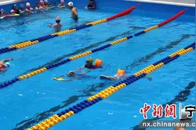 银川兴庆区小学课堂试点开设游泳课 让每个孩子学会游泳图片