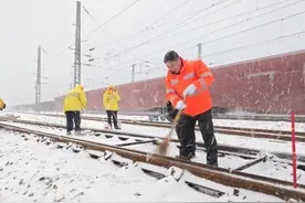 遭遇雨雪冰冻，列车为何停运？后续怎么保障？图片