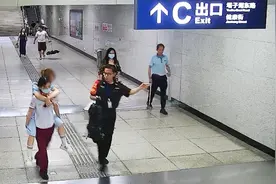 “低头族”地铁站里不慎踏空崴了脚，瘦小的她一把背起乘客图片