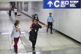 “低头族”地铁站里不慎踏空崴了脚，瘦小的她一把背起乘客图片