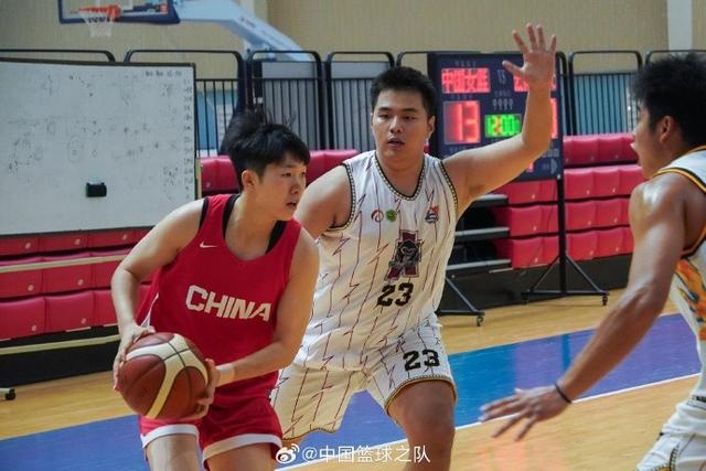 中国女篮83-86不敌云南财大男篮