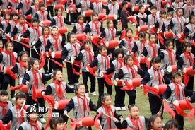 江西樟树：传统腰鼓 舞动校园图片