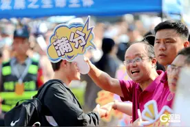 注重考查创新思维与综合能力，2025年夏季高考语数英科目考试结束图片