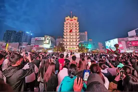 花开“郑”美！二七塔上演“冬去春来 玉兰花开”主题快闪图片