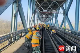 南京长江大桥启动2025年集中维修 将在38天内更换880根木桥枕图片