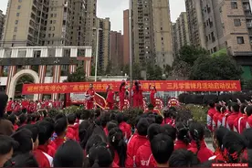 郴州市东湾小学举行“高举旗帜跟党走·紧跟核心谱新篇”学雷锋活动月启动仪式图片
