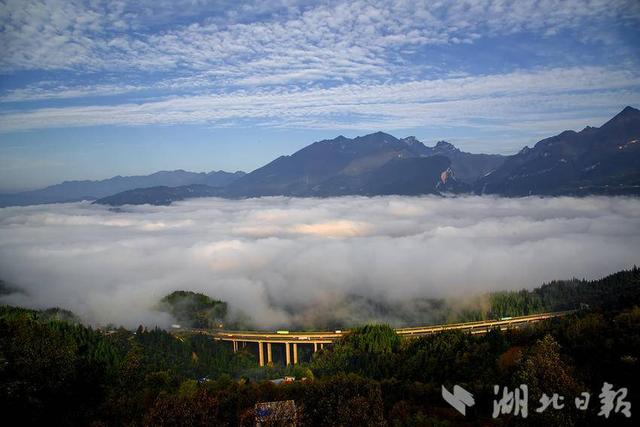 巴东：“云端高速”入画来