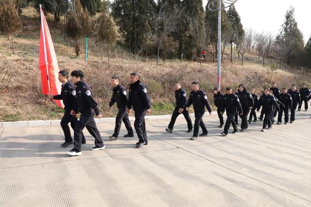 喜迎警察节丨商州公安举行“警徽耀顶峰 忠诚护平安”登山活动