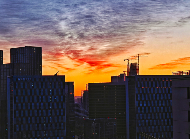 朝色漫染	，天空披彩，北京的晨光太治愈了！