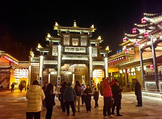 灯影璀璨 湘西府景区夜游受热捧