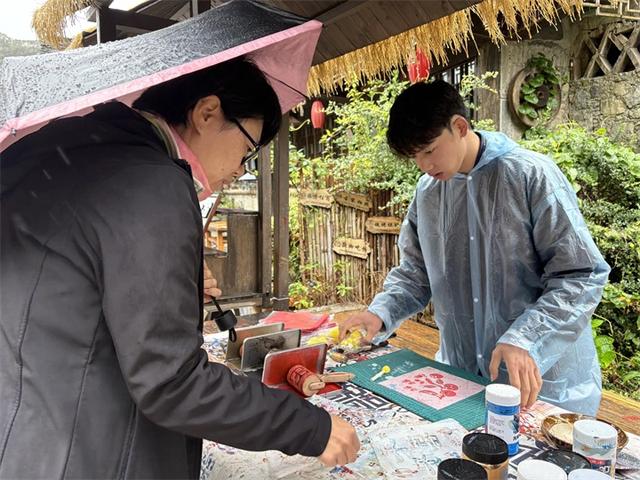 霞客之路·贵州首届山地徒步大会在云峰屯堡举行