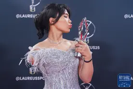 蒋裕燕获2025年劳伦斯世界体育奖年度最佳残疾人运动员奖图片