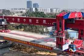 大湾区珠肇高铁高肇段架设首孔箱梁图片