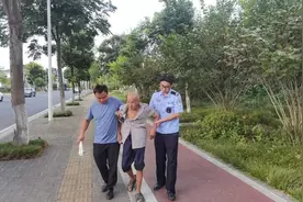 民辅警的暖心举动，让老人热泪盈眶……图片