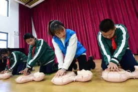 学生“急救师”何以频现？北京有35所急救教育试点校——图片