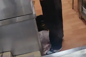 西安一餐馆员工将熟牛肉放地上踩？店长及监管部门回应图片