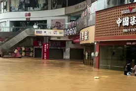 多条河流水位持续快速上涨，贵州榕江最大商场被淹，附近居民：上午8点多开始进水图片