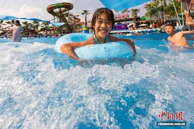 水中冲浪、吃火锅 重庆民众趣味消暑享受清凉