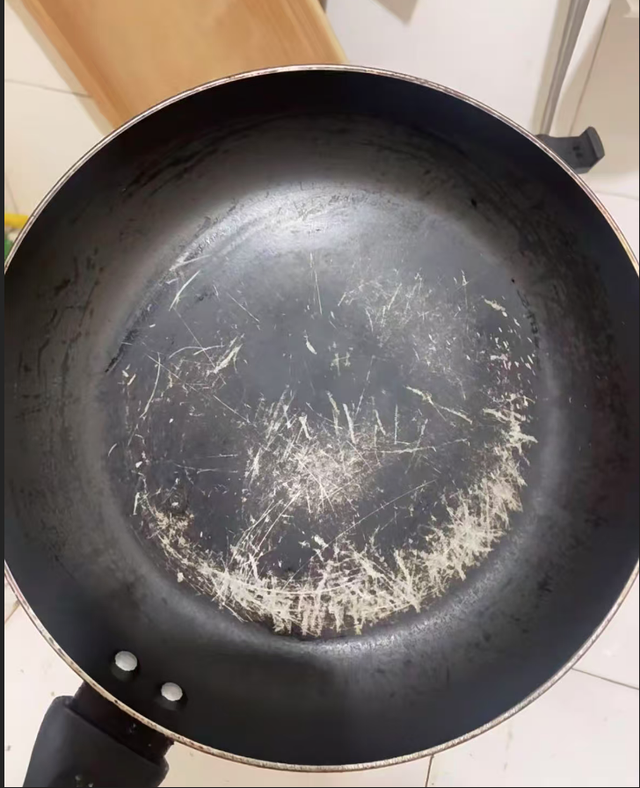 家里的铁锅一洗就生锈了，还能继续用吗？
