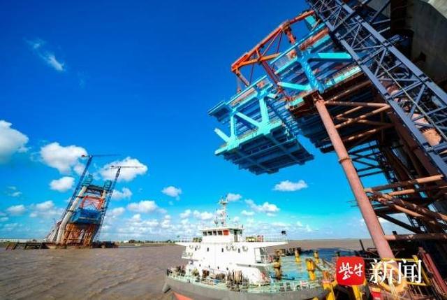崇启公铁长江大桥主通航孔钢梁架设突破200米