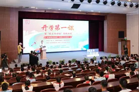施一公院士给宁波中小学生讲“开学第一课”图片