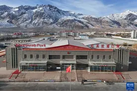 中巴唯一陆路口岸迎来新年首个通关日图片