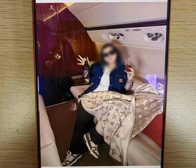 每顿饭一万多元，出游一次一百多万元，1年花光1300余万元！她已被刑拘