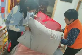 山东淄博一位女士买了条棉被，回家发现里面裹着7400元…图片