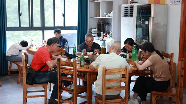 安徽歙县：“反向游”热度飙升 徽州天路游人如织
