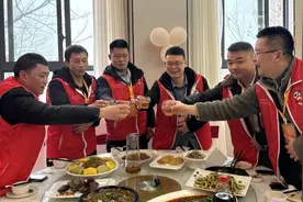 开席！社区里的团年饭 一群人的幸福年图片