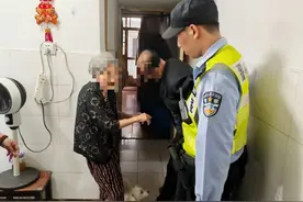 端午假期第一天，遛弯的大爷不慎摔倒…… 普陀警方及时伸出援手！图片