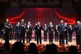 阎维文携“男团”再次登陆北京音乐厅 唱响“永远的小白杨”图片