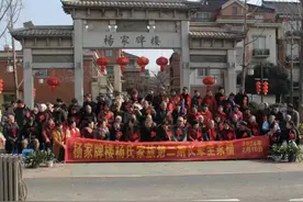 杭州最牛全家福！光60岁以上的就有99个！站凳子上才能把人拍齐…图片