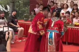山东潍坊一新郎婚礼现场踩掉喜褂逗笑全场，网友：还好没穿秋裤图片