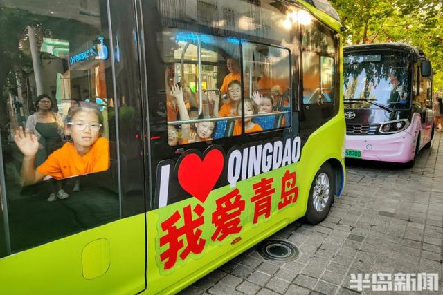 “爱在青岛的街头”快闪上演，老青少三代用歌舞燃动夏日
