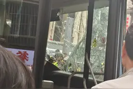 重庆一公交车撞上信号灯杆致多人受伤，公交公司：具体情况调查中图片