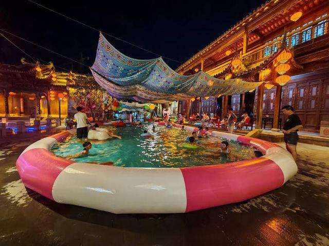 云梦：“狂人夏浪季”万人夜游祥云湾