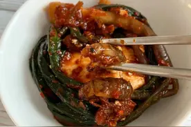 美籍韩裔厨师推出“蝉泡菜”，将蝉放入辛辣发酵液中腌制，韩网友意见两极图片