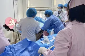 门诊急产！孕妈剧烈腹痛，可见胎头拨露……图片