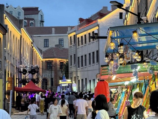 创意餐饮、快闪舞蹈、换装体验……啤酒节老城会场“黄岛路市集”人气旺