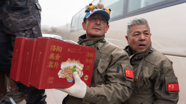 洛阳各界代表赴宁夏固原慰问“东天山来的骆驼队”