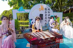 武汉动物园焕新上线一周年，游客带娃围观“动物是怎样带娃的”图片