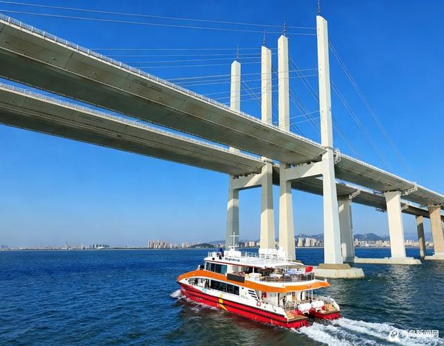 海上新山东丨破百万 开航即火爆！青岛“海上穿大桥”新航线助力海上旅游破局跃升